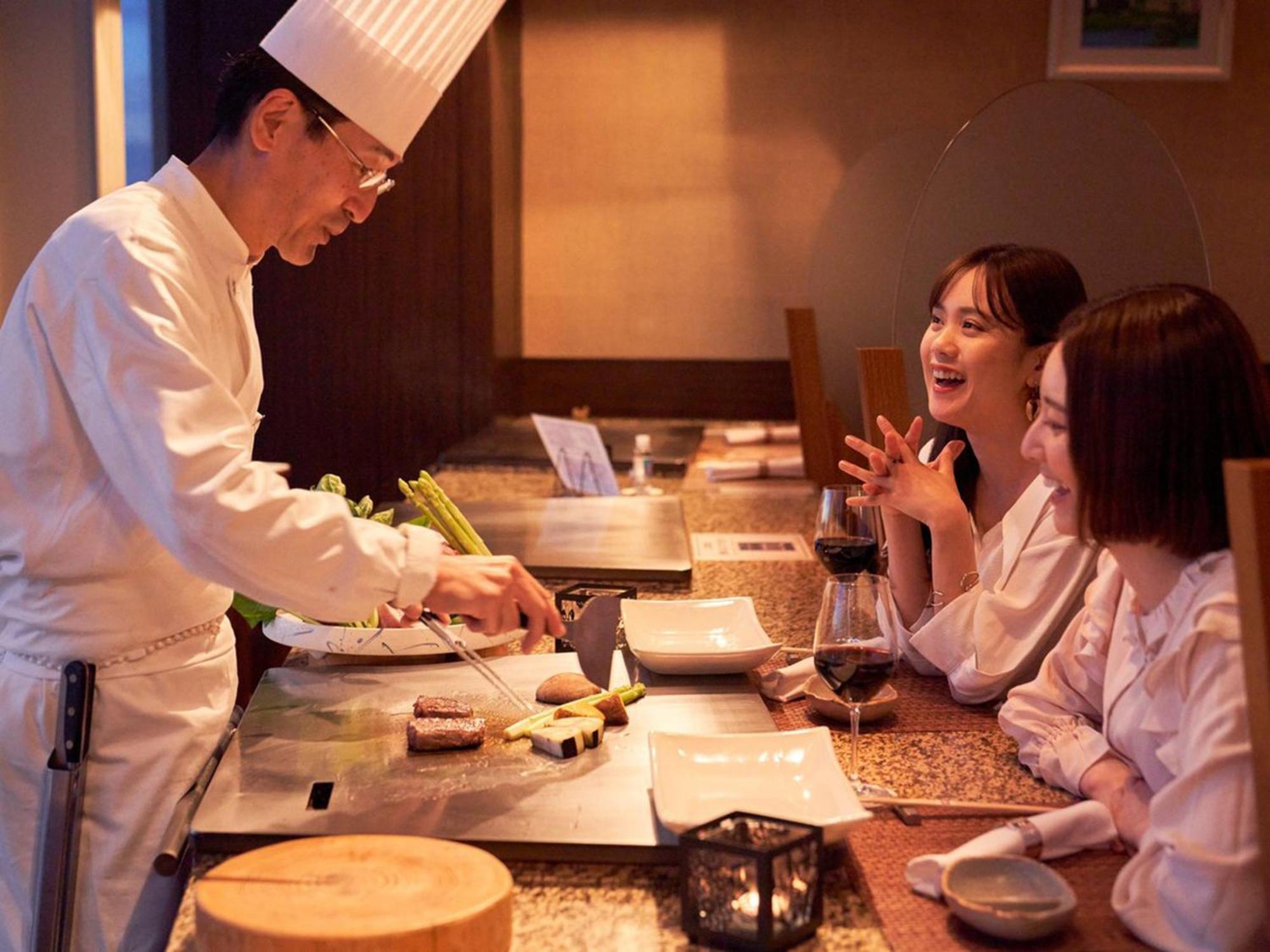 Sapporo Prince Hotel Εξωτερικό φωτογραφία A Japanese chef preparing sushi