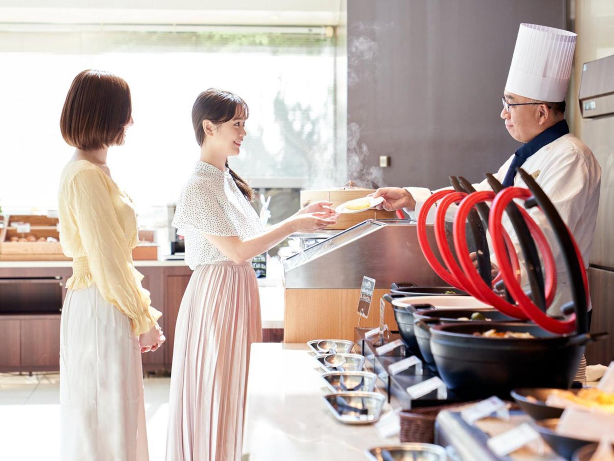 Sapporo Prince Hotel Εξωτερικό φωτογραφία A chef serving food to guests